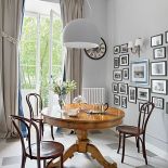 Przy stole ściana dobrej energii , czyli galeria czarno-białych fotografii bliskich osób i odległych miejsc.