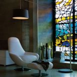 Przy witrażowym oknie świetnie wyglądają meble proste i eleganckie ? skórzany fotel (6500 zł) i podnóżek (2450 zł) Cole