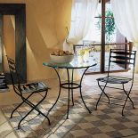 Przyda się na taras: stolik Prado z kryształowym blatem i krzesła Scilla. Cena kompletu - 315 euro. CANTORI