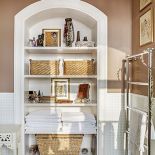 Przydatna wnęka z półkami. Dom rozważny i romantyczny