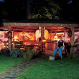 - Przydomową wiatę nazywamy grillownią-imprezownią - mówi Michał. - Jesteśmy tu samowystarczalni.