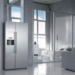 Przypomina garderobę, a tymczasem to wolno stojąca chłodziarko-zamrażarka side-by-side z drzwiami ze stali