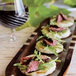 Racuchy z rukolą i stekiem wołowym