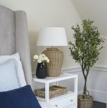 elegancka sypialnia w stylu hamptons