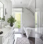 biała łazienka w stylu hamptons