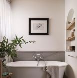 przytulna łazienka szara z drewnem