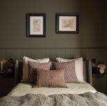 przytulna sypialnia w ciemnych kolorach