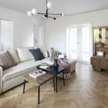 sofa w salonie w mieszkaniu w bloku