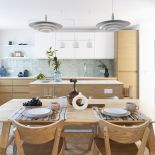 kuchnia z jadalnią w mieszkaniu w bloku