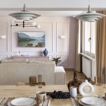 salon połączony z kuchnia i jadalnią w mieszkaniu w bloku