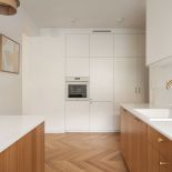 kuchnia biała z drewnem