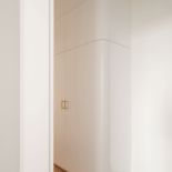 przytulne mieszkanie w bloku w bieli i drewnie