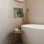 beżowa łazienka z drewnem