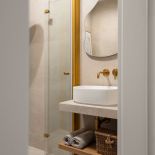 beżowa łazienka z drewnem