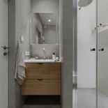 przytulna łazienka szara z drewnem