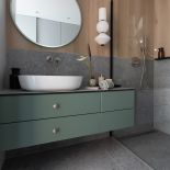 zielona szafka pod umywalkę w mieszkaniu w stylu modern farmhouse