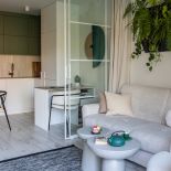 mały salon połączony z kuchnią