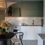 kuchnia połączona z małą jadalnią