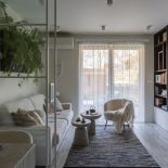 przeszklona ściana w małym salonie