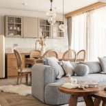 salon z kuchnią i jadalnią w przytulnym górskim stylu