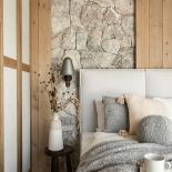 górskie wnętrze z drewnem i kamieniem