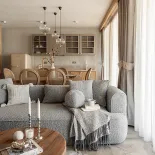 przytulne górskie wnętrze z kominkiem