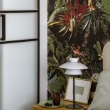 sypialnia z garderobą w kobiecym apartamencie