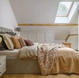 sypialnia na poddaszu w domku dla gości