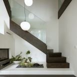 miejsce pod schodami na ogródek w stylu zen