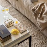 przytulny salon w beżach i kolorach ziemi