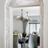 Ptaki wzorowane na rzeźbach Soriano – namalowane wokół drzwi.