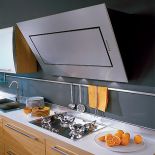 Nowczesny okap dobrze wygląda w kuchni urządzonej minimalistycznie.