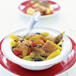 Ragu (ragout) to taka francuska wersja potrawki. Tutaj podana jako sos do makaronu.