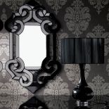 Rama lustra Rocco zrobiona jest z barwionego na czarno szkła. Cena - 399 zł. MEBLE VOX