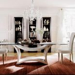 Rama z litego buku, posrebrzana, ale może być np. w kolorze bakłażana czy indyjskiej czerni. Cena od 2800 zł. SELVA