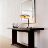 Rama zwierciadła Photo zrobiona jest z naturalnej skóry z widocznymi szwami. Cena - od 3400 zł. CATTELAN ITALIA