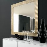 Ramę tego lustra ozdobiono małymi Stożkami, przypominającymi piramidy. Stąd nazwa kolekcji - Egypt. Lustro można