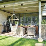 Rano pani Jolanta idzie z kawą do ogrodu. I chociaż ma też dom na Mazurach, wcale się do niego nie rwie.