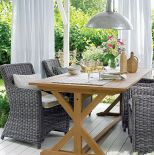 Rattanowe lub wiklinowe fotele i stabilny drewniany stół: trochę Prowansja, trochę Sakndynawia.