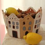 Ręcznie lepiona, udekorowana pigmentami i nastepnie wypalona. Izabella Dziewiałtowicz izunita@hotmail.com