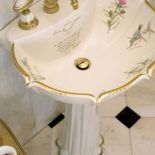 Ręcznie malowana i zlocona umywalka.