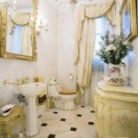 Ręcznie malowane i złocone umywalka i toaleta przywiezione z Ameryki Północnej.