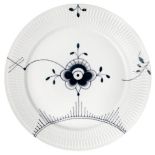Ręcznie malowany talerz Black Fluted Mega. ROYAL COPENHAGEN