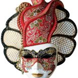 Ręcznie robiona maska w kolorach typowych dla XVIII-wiecznego włoskiego teatru. Fot. Shutterstock.com