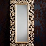 Ręcznie rzeźbiona pozłacana rama lustra została zrobiona we florenckiej pracowni Barbary i Luca Spinich. Cena - 23 801 zł.