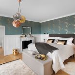 Ręcznie rzeźbiony kominek z alabastru.