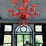 Ręcznie wykonany żyrandol ze szkła Murano, dostępny również przeźroczysty i w kolorze białym, kosztuje 3524