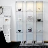 Regał Mini Decor firmy Cattelan Italia z oświetleniem halogenowym i chromowanymi nóżkami. Dno i góra mogą być srebrne lub