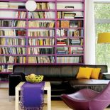 Regał na książki wymyślił artysta. Dom w pasy