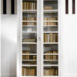 Regał Newport firmy Riviera Maison zrobiony jest z olchy. FORMADECOR/MOOI